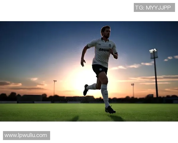 白寸头足球球星拼搏绿茵场展现速度力量与团队精神