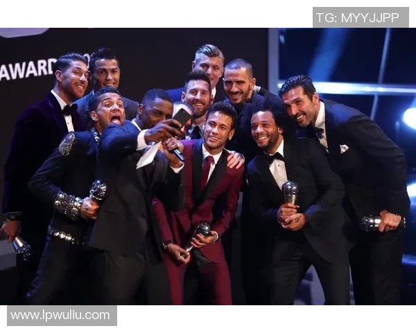 足球巨星聚首合影同框 展现足坛传奇风采与荣耀时刻